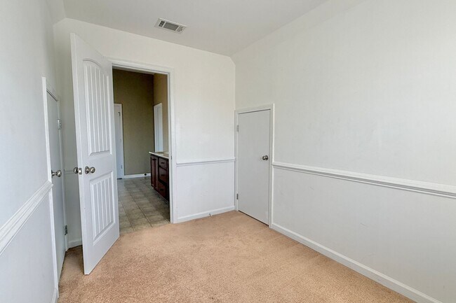 Building Photo - AVAILABLE NOW! (Small Pets Only)