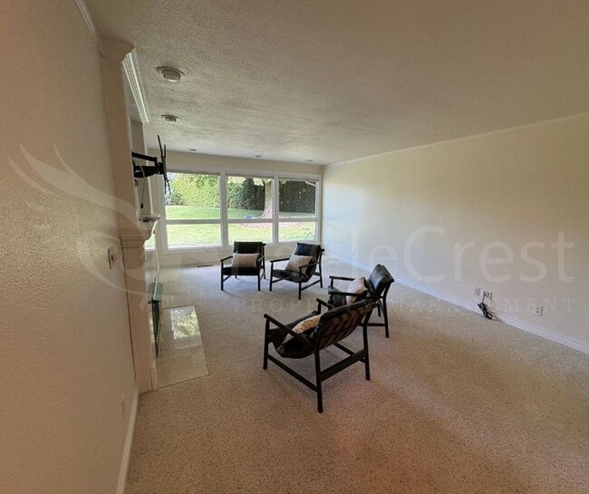 Building Photo - Three Bedroom Townhome Near Country Club G...