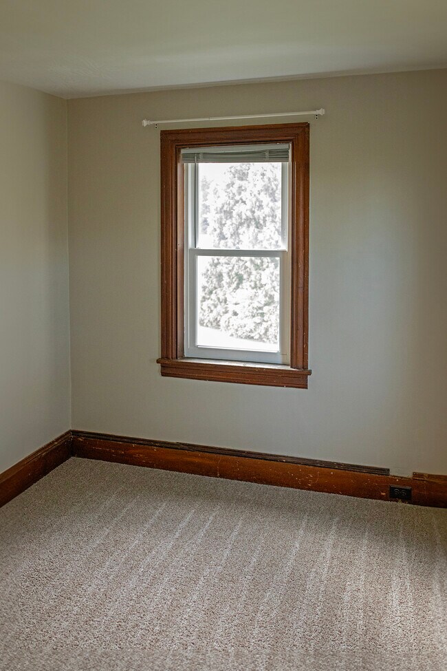 Bedroom 2 - 4022 E Newport Rd