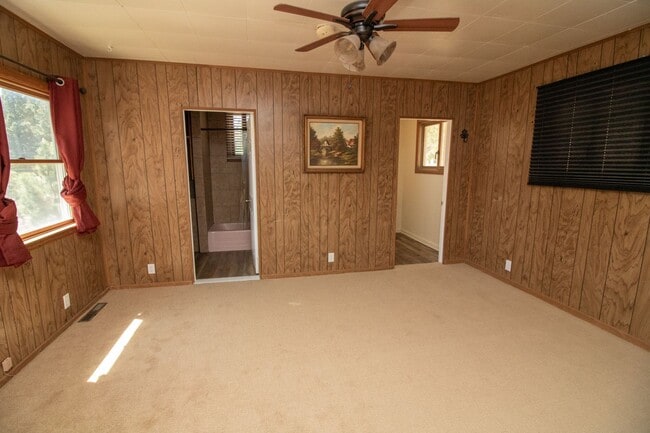 Building Photo - Spacious Three Bedroom