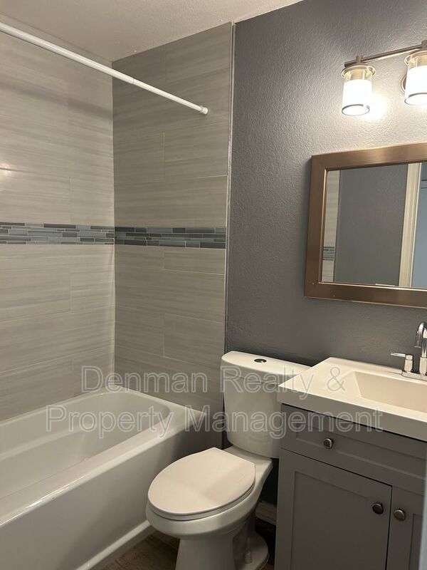 Building Photo - 533 W Guadalupe Rd