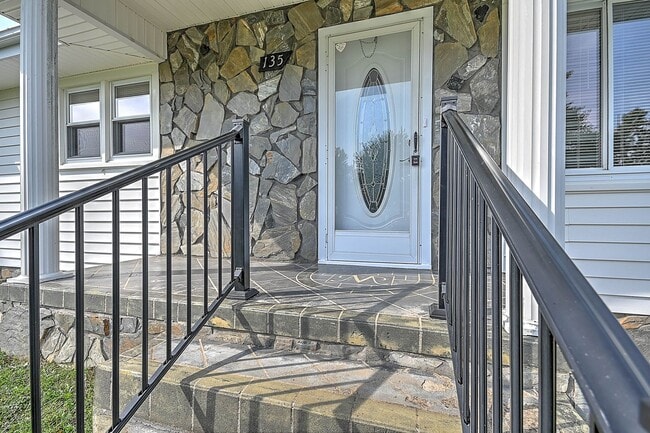 Building Photo - 135 Hixon Cir