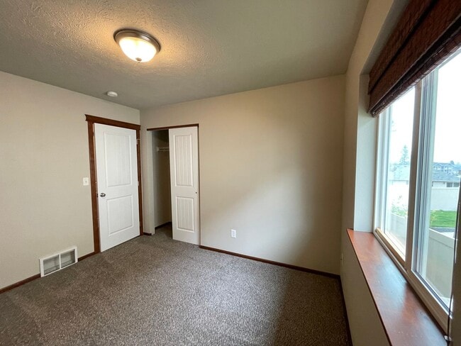 Building Photo - Carnahan Hill Daylight Rancher