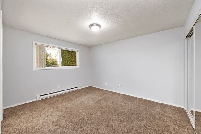 Building Photo - 3 Bedroom 1.5 Bathroom Apartment Home, Washer Dryer in Unit!