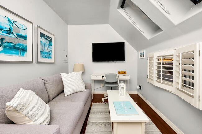 Building Photo - 2949 Ocean Front Walk