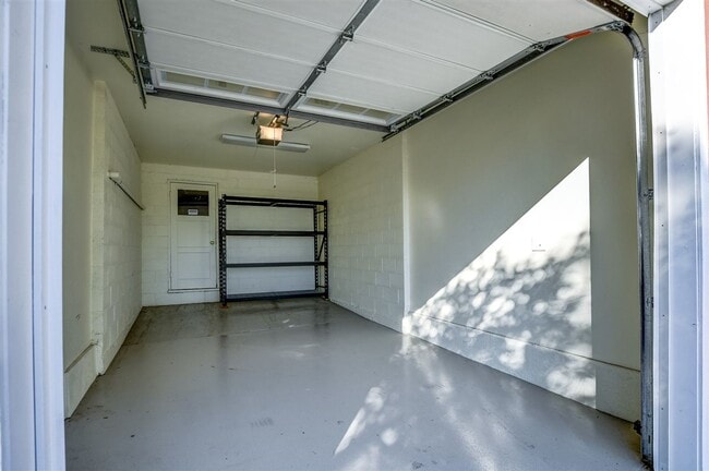 Building Photo - Move in special! 1/2 month off your first ...