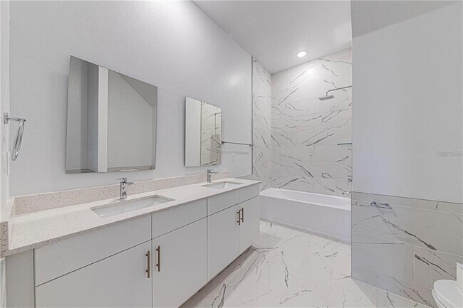 Building Photo - 400 Famagusta Dr