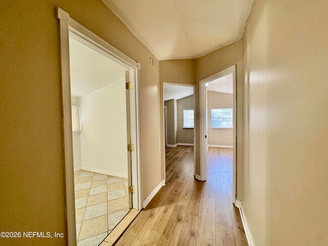 Building Photo - 2057 Glen Gardner Dr