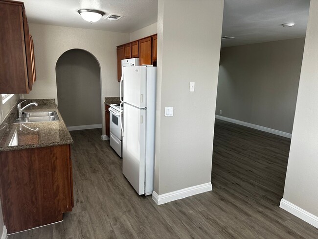 Building Photo - Charming Condo in a gated community with p...