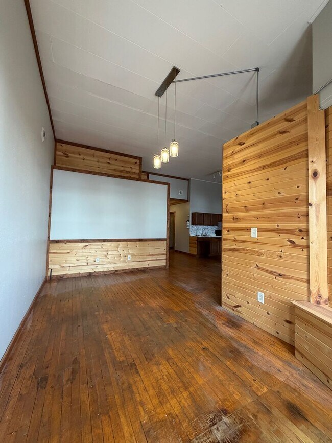 Building Photo - 311 Main St