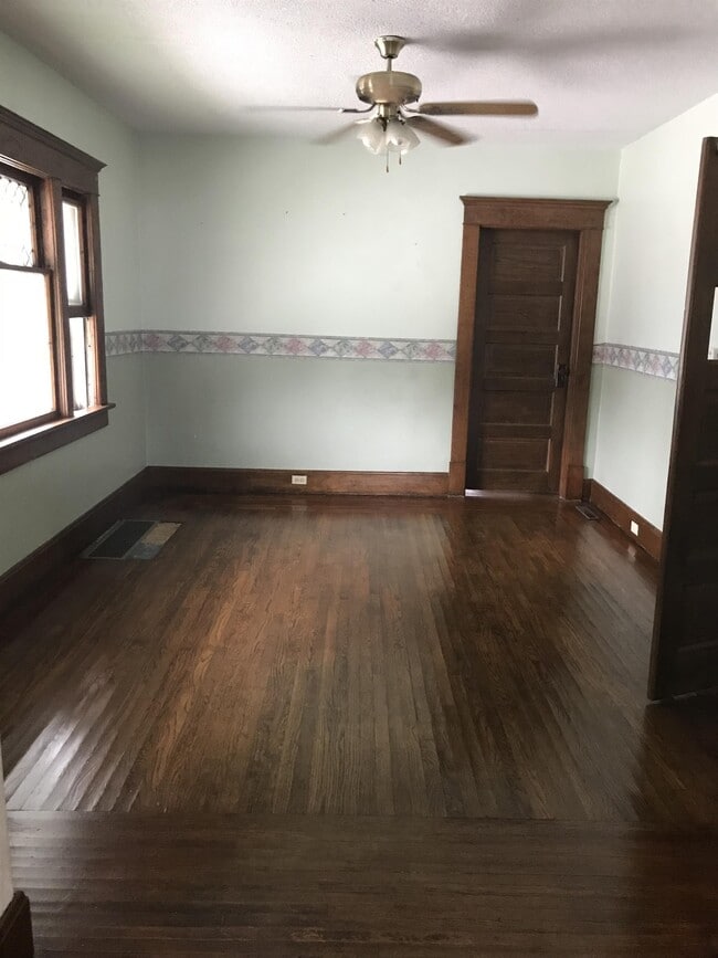 Building Photo - 208 S Main St