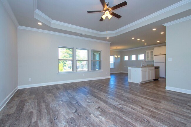 Building Photo - Move in special