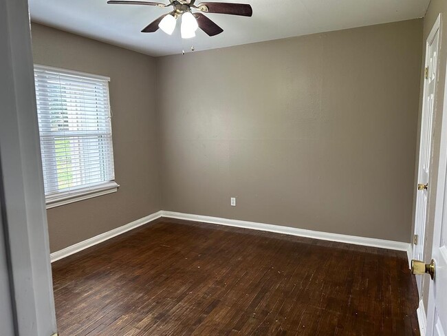 Building Photo - 206 Poinsettia St