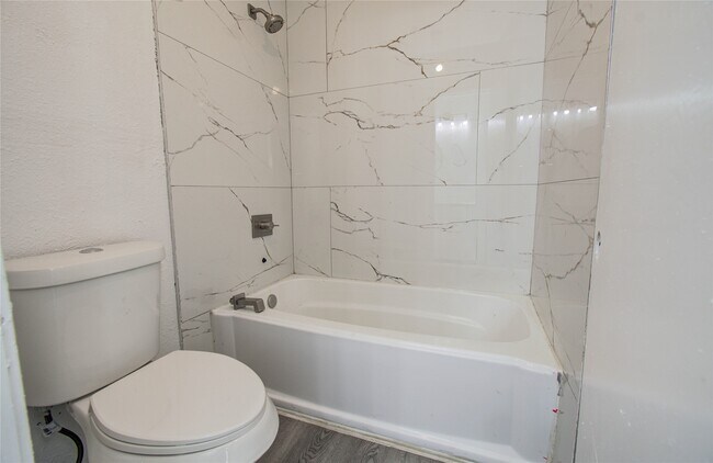 Building Photo - 619 River Plantation Dr