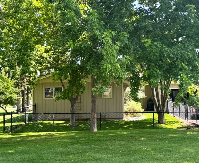 Building Photo - Beautiful Lakeside Home