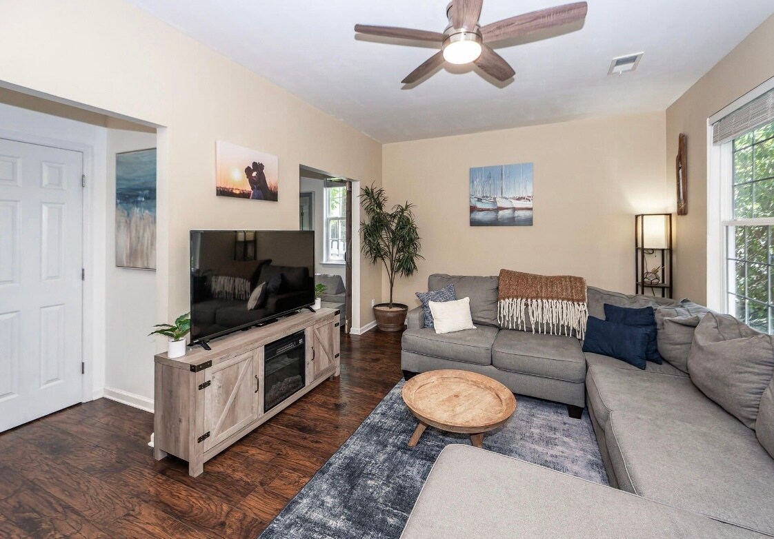 Building Photo - 1418 Whispering Oaks Trl