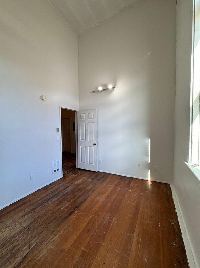 Building Photo - 314 N Main St