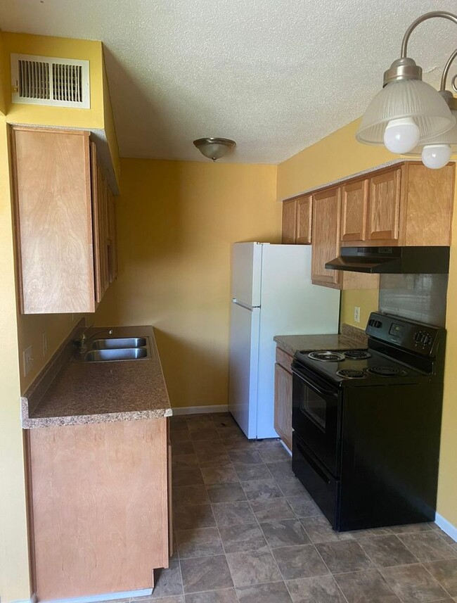 Building Photo - New Listing! 2 bedroom 1 bath apartment