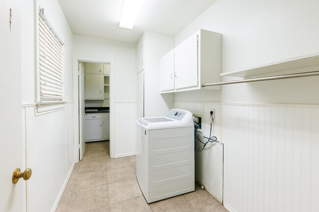 Building Photo - Large 3 bedroom in Tech Terrace