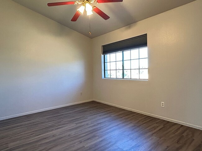 Building Photo - Chandler Townhouse 2 Bed & 1.5 Bath - 2 Story w/New Carpeting Full Size Washer/Dryer