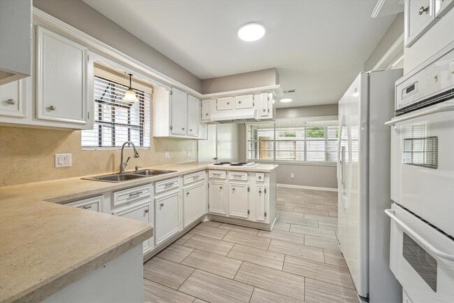 Building Photo - 13910 E Cypress Forest Dr