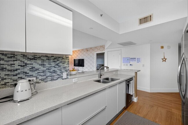 Building Photo - 19501 W Country Club Dr