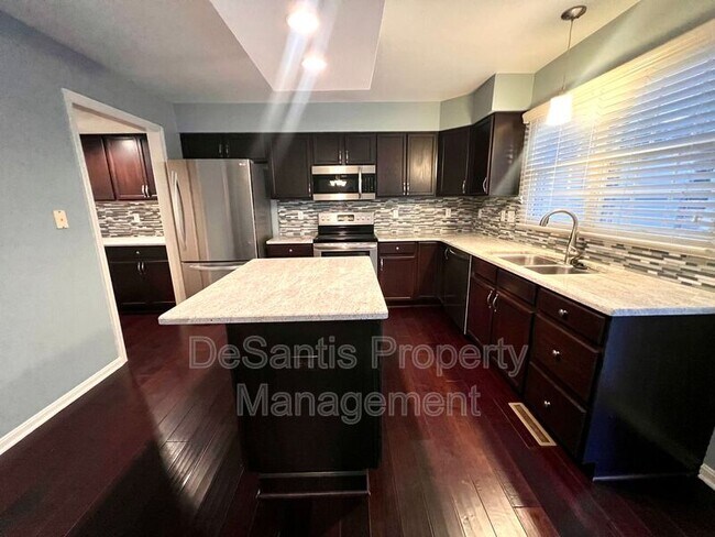 Building Photo - 945 Montclair Dr