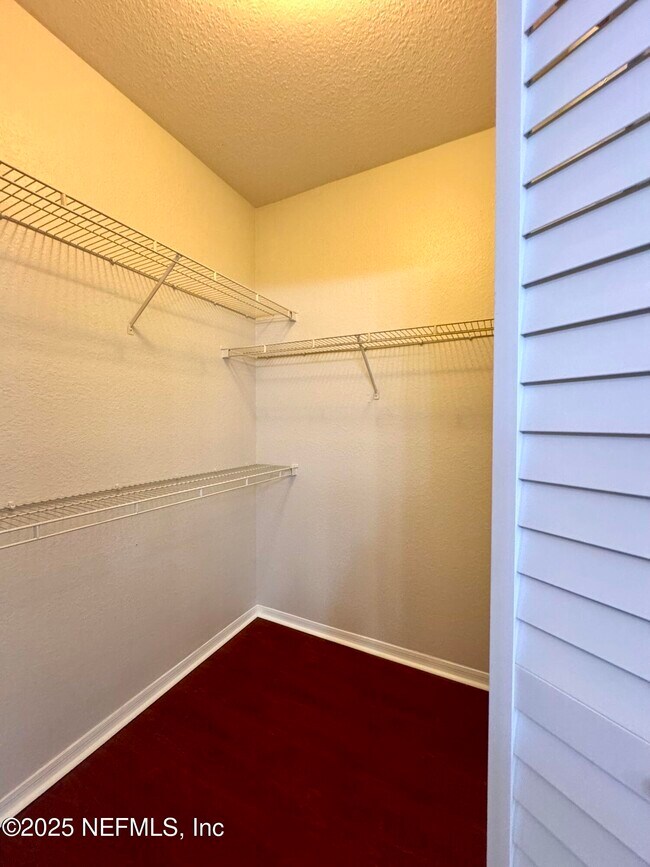 Building Photo - 13700 Richmond Park Dr N