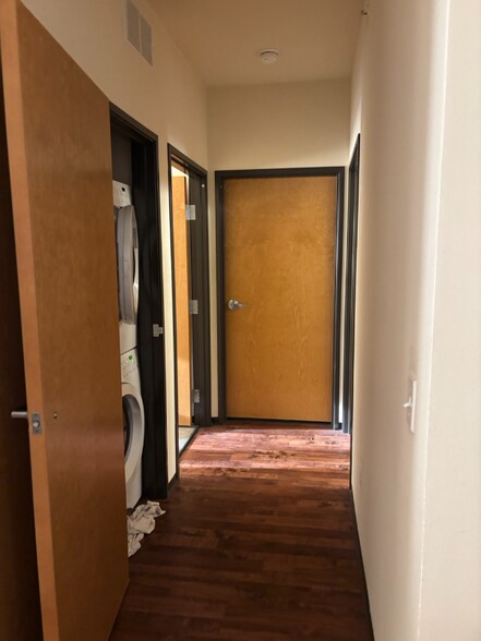 Building Photo - 1101 University Ave SE