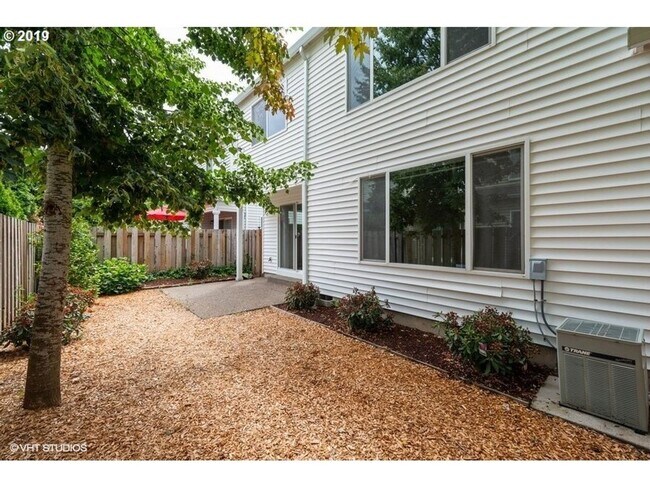 Building Photo - 3Bd/2.5Ba in a Well-Liked Bethany Neighborhood ~ Washer/Dryer Included with 2 Car Garage and Fenc...