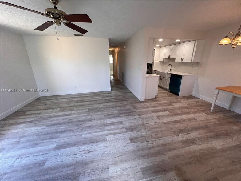 Building Photo - 820 SW 12th Ave