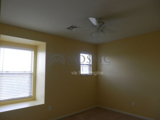 Building Photo - 1139 E Vermont Dr