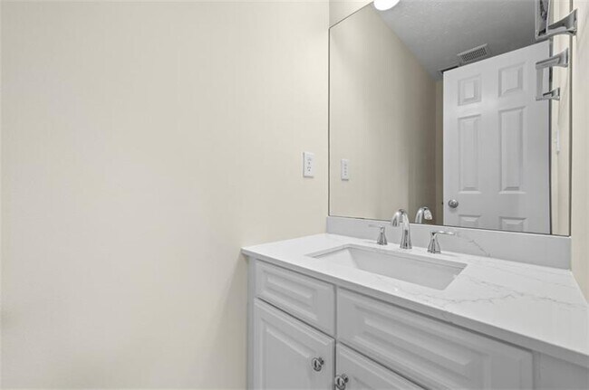 Building Photo - 223 Cottonwood Ln