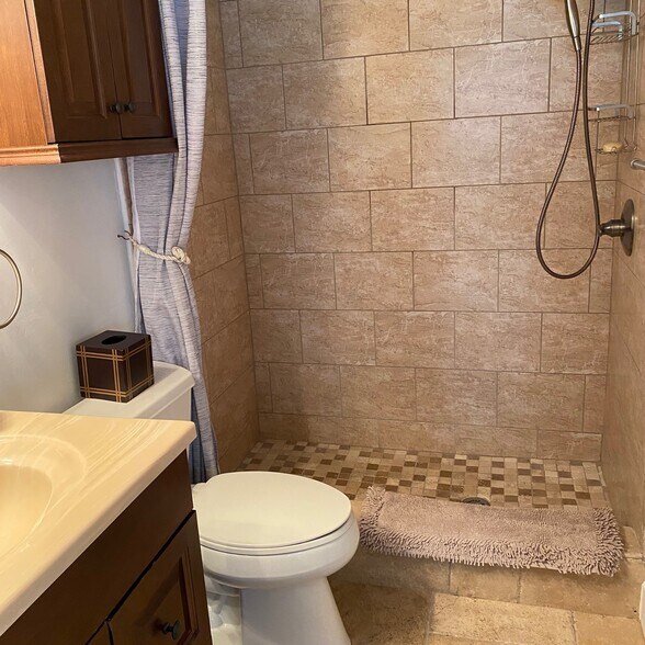 Building Photo - 53 High Point Cir W