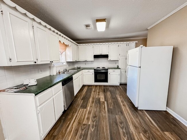 Building Photo - 99 Gardenia Dr