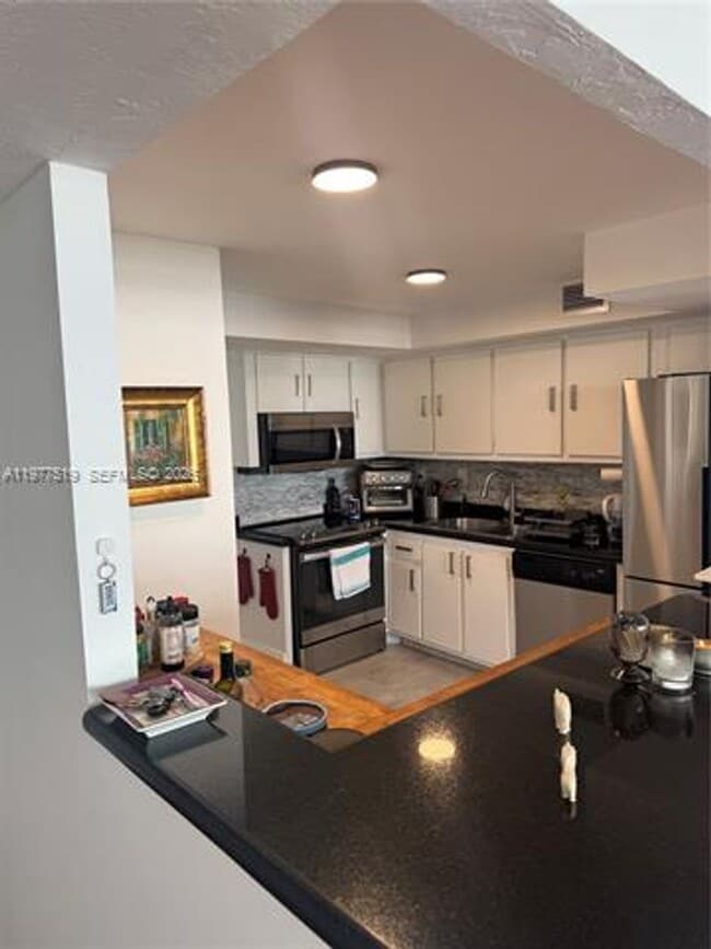 Building Photo - 1420 Brickell Bay Dr