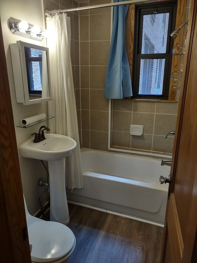 Building Photo - Charming Studio Unit within Walking Distance to GWU