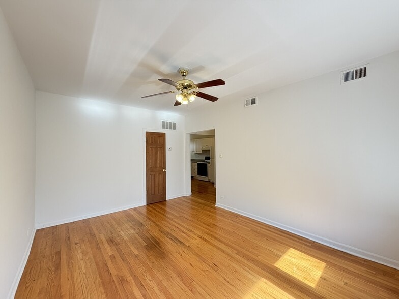 Building Photo - 4407 N Paulina St