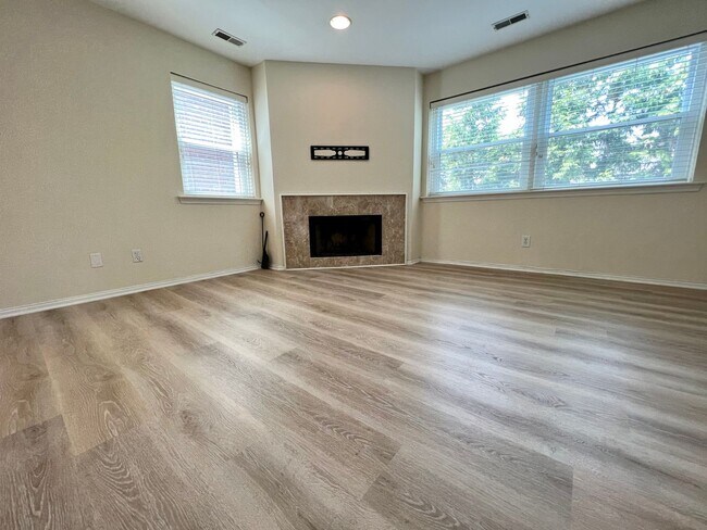 Building Photo - Stunning 1-Bedroom Apartment on the Main Line! Available Mid-October!