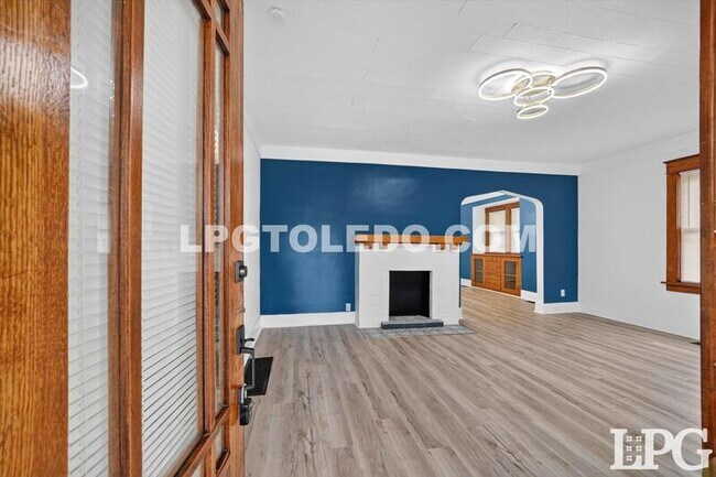 Building Photo - 4140 Caroline Ave