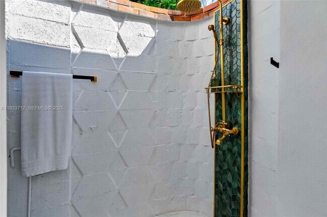 Building Photo - 800 NE 97th St