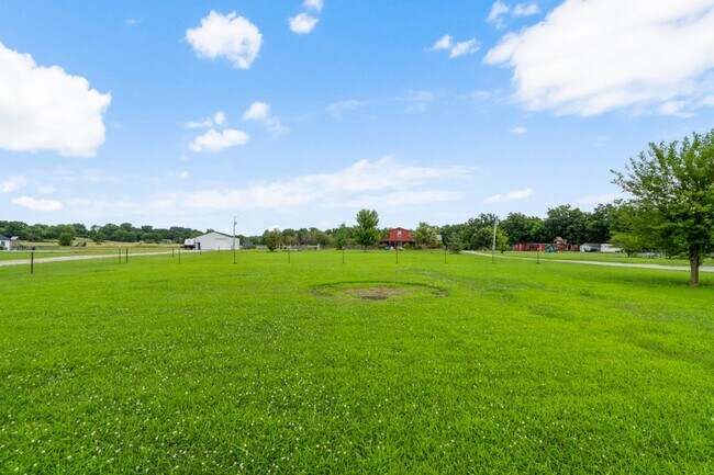 Building Photo - Modern Comfort on 1 Acre in Coweta – Available Now!