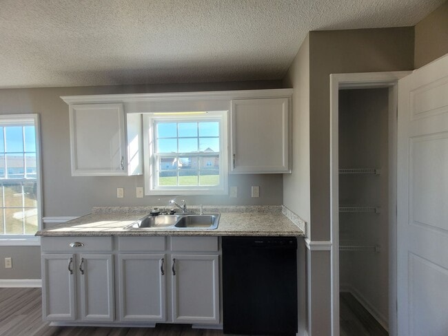 Building Photo - $1900 - 4 Beds 3 Bath + Bonus Room w/ Massive Fenced Yard