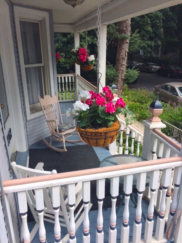 Building Photo - 1142 W Wolfram St