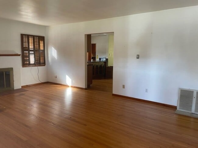 Building Photo - 3 bdr 2 bath Home on Huge lot.