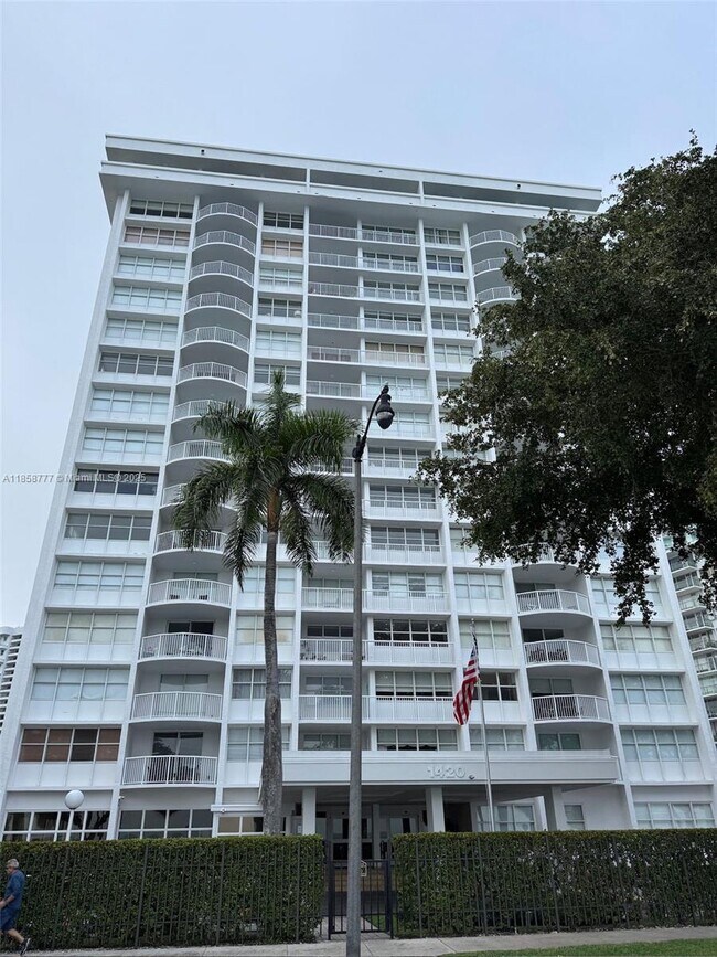 Building Photo - 1420 Brickell Bay Dr