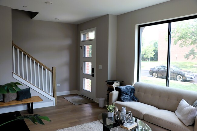 Building Photo - 183 Pointe Dr