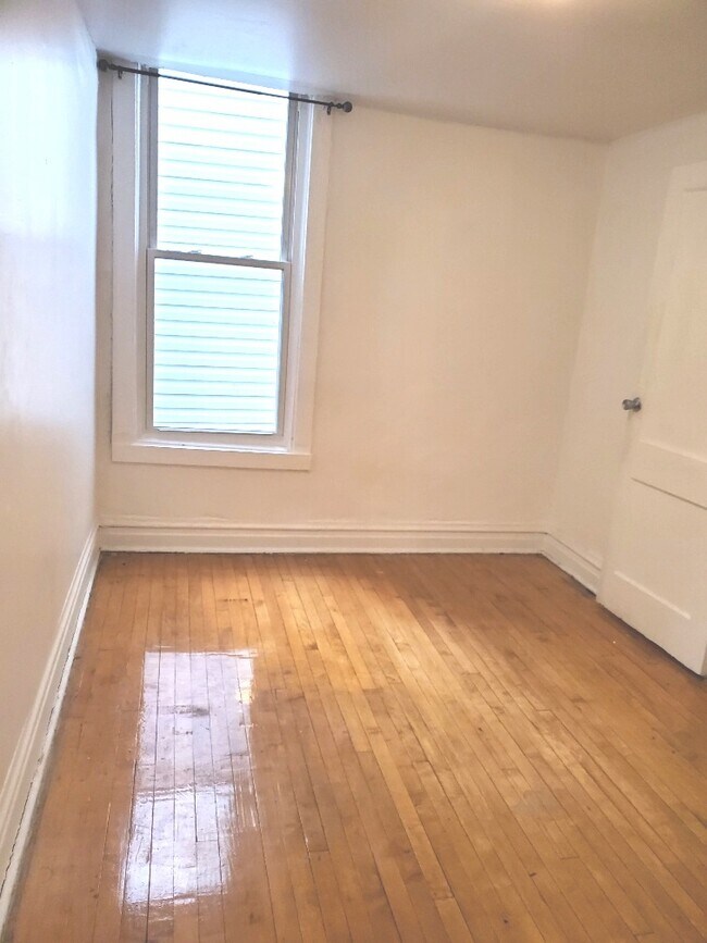 Building Photo - 1254 N Maplewood Ave