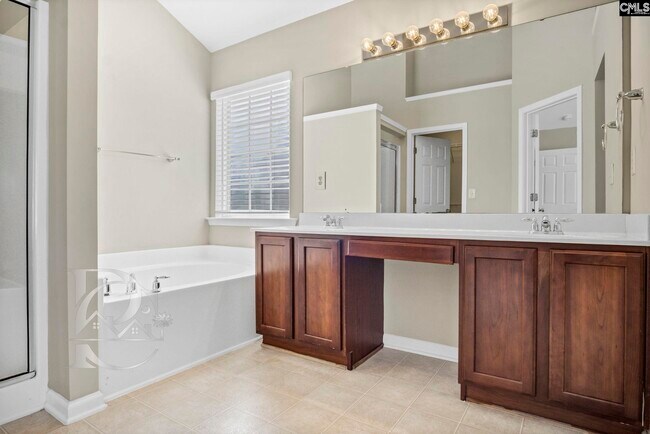 Building Photo - 211 Pinebluff Ct