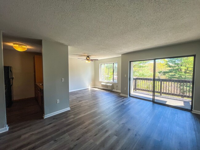 Building Photo - Hamden 2-Bed Condo W/ In-Unit Laundry!